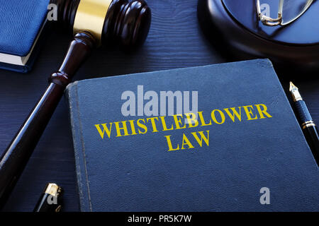 Dénonciateur law book and gavel dans une cour. Banque D'Images