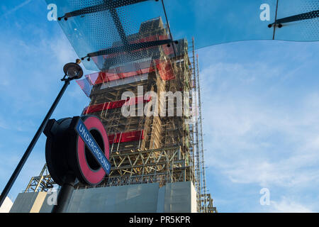 Londres, Angleterre - 4 août 2018 : un arrêt de bus d'un métro de Londres (Tube) signer et le Big Ben sous maintenance. Ils constituent une partie de Londres. Banque D'Images