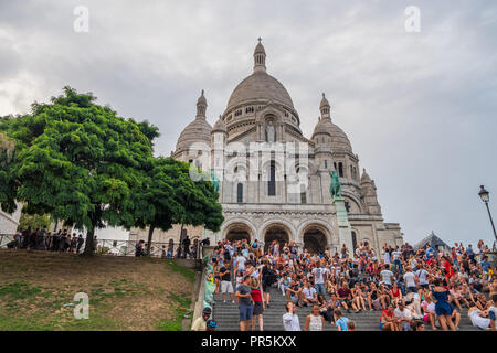 Paris, France - 7 août 2018 : les touristes sur les étapes de l'église de Sacré-Cœur à Montmartre à Paris, France sur une chaude même si après l'été nuageux Banque D'Images