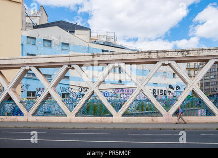 Paris, France - le 8 août 2018 : homme marchant le long d'un pont sur la rue Lafayette, au-dessus du chemin de fer de la gare de l'Est Banque D'Images