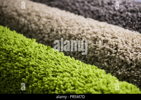 Ensemble de trois couleurs différentes Tapis Shaggy artificiel. Banque D'Images
