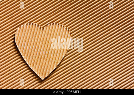 Valentine - symbole coeur taillé dans du carton ondulé. Copier l'espace. Espace libre pour texte, Close-up, vue du dessus Banque D'Images