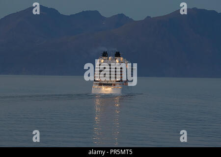 Le bateau de croisière, Seabourn Ovation, traverse le Lauksundet, près de Skjervøy, loin au nord du cercle arctique norvégien pendant le soleil de minuit. Banque D'Images