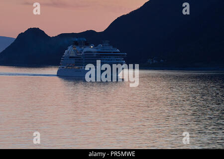 Le bateau de croisière, Seabourn Ovation, traverse le Lauksundet, près de Skjervøy, loin au nord du cercle arctique norvégien pendant le soleil de minuit. Banque D'Images