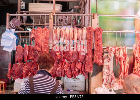 Hong Kong - Juillet 05, 2018 : de la viande au marché intérieur de Mong Kok Banque D'Images