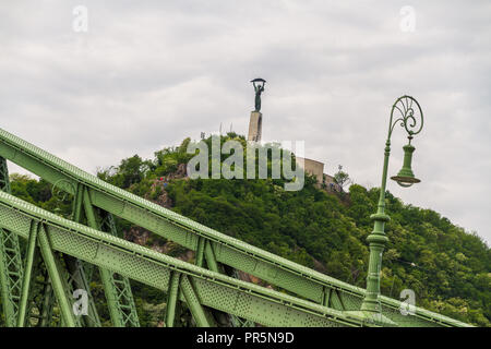 Budapest, Hongrie - le 24 avril la liberté ou liberté Statue depuis bridge avec copyspace le 24 avril 2018 à Budapest. Banque D'Images