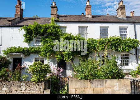 Anglais typique rangée de cottages en terrasses à Richmond, Londres Banque D'Images