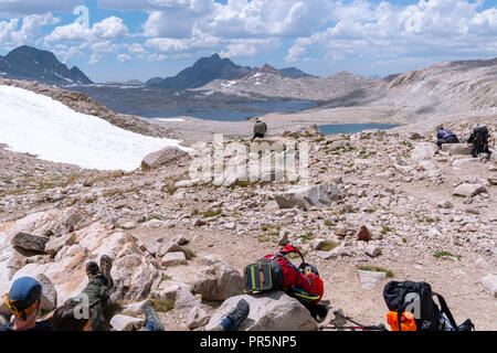 À au nord de Muir passent sur l'évolution du bassin. John Muir Trail/Pacific Crest Trail ; Sequoia Kings Canyon désert, le Parc National Kings Canyon ; S Banque D'Images