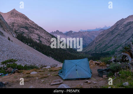 Lever du soleil sur la vallée du ruisseau de la palissade avec les rochers du diable dans l'arrière-plan. John Muir Trail/Pacific Crest Trail ; Sequoia Kings Canyon Wilderness Banque D'Images