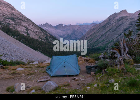 Lever du soleil sur la vallée du ruisseau de la palissade avec les rochers du diable dans l'arrière-plan. John Muir Trail/Pacific Crest Trail ; Sequoia Kings Canyon Wilderness Banque D'Images