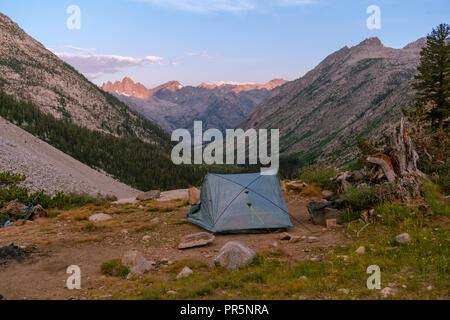 Lever du soleil sur la vallée du ruisseau de la palissade avec les rochers du diable dans l'arrière-plan. John Muir Trail/Pacific Crest Trail ; Sequoia Kings Canyon Wilderness Banque D'Images