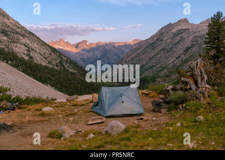 Lever du soleil sur la vallée du ruisseau de la palissade avec les rochers du diable dans l'arrière-plan. John Muir Trail/Pacific Crest Trail ; Sequoia Kings Canyon Wilderness Banque D'Images