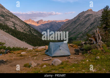 Lever du soleil sur la vallée du ruisseau de la palissade avec les rochers du diable dans l'arrière-plan. John Muir Trail/Pacific Crest Trail ; Sequoia Kings Canyon Wilderness Banque D'Images