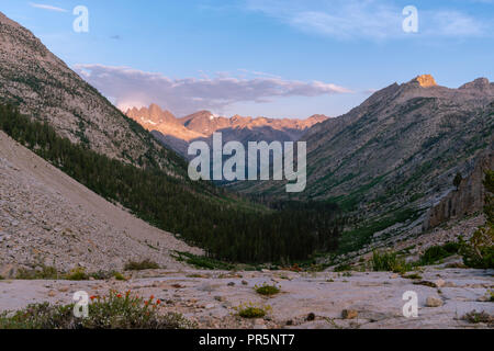 Lever du soleil sur la vallée du ruisseau de la palissade avec les rochers du diable dans l'arrière-plan. John Muir Trail/Pacific Crest Trail ; Sequoia Kings Canyon Wilderness Banque D'Images