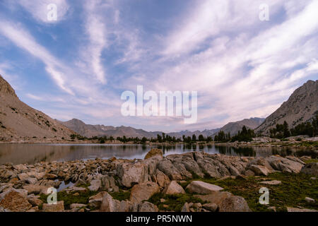 Au lever du soleil sur un lac sans nom (juste en aval du lac Marjorie). John Muir Trail/Pacific Crest Trail ; Sequoia Kings Canyon Wilderness ; Kings Cany Banque D'Images