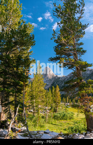 Vue du coucher de soleil de fin Dome, près de Lake Arrowhead, John Muir Trail/Pacific Crest Trail ; Sequoia Kings Canyon désert, le Parc National Kings Canyon, Sierra Banque D'Images