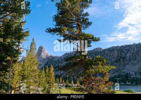 Vue du coucher de soleil de fin Dome, près de Lake Arrowhead, John Muir Trail/Pacific Crest Trail ; Sequoia Kings Canyon désert, le Parc National Kings Canyon, Sierra Banque D'Images