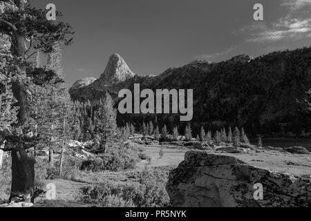 Vue du coucher de soleil de fin Dome, près de Lake Arrowhead, John Muir Trail/Pacific Crest Trail ; Sequoia Kings Canyon désert, le Parc National Kings Canyon, Sierra Banque D'Images