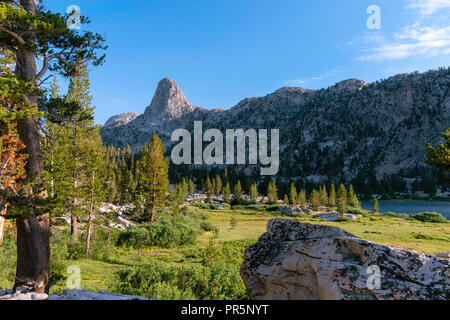 Vue du coucher de soleil de fin Dome, près de Lake Arrowhead, John Muir Trail/Pacific Crest Trail ; Sequoia Kings Canyon désert, le Parc National Kings Canyon, Sierra Banque D'Images