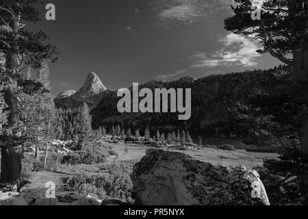 Vue du coucher de soleil de fin Dome, près de Lake Arrowhead, John Muir Trail/Pacific Crest Trail ; Sequoia Kings Canyon désert, le Parc National Kings Canyon, Sierra Banque D'Images