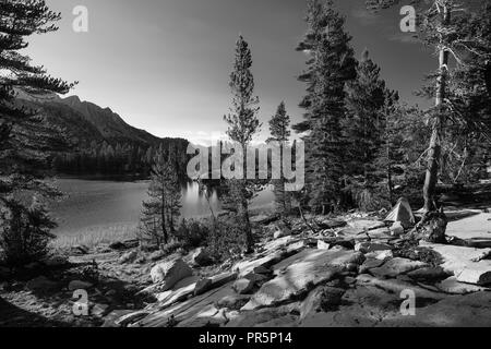 Coucher du soleil à Lake Arrowhead, John Muir Trail/Pacific Crest Trail ; Sequoia Kings Canyon désert, le Parc National Kings Canyon, Sierra Nevada, C Banque D'Images