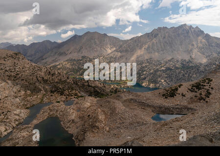 Portrait de Rae Lakes de Glen Pass, John Muir Trail/Pacific Crest Trail ; Sequoia Kings Canyon désert, le Parc National Kings Canyon, Sierra Banque D'Images