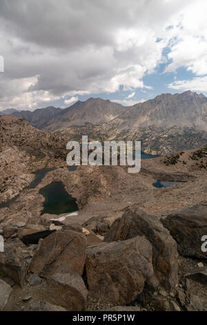 Portrait de Rae Lakes de Glen Pass, John Muir Trail/Pacific Crest Trail ; Sequoia Kings Canyon désert, le Parc National Kings Canyon, Sierra Banque D'Images