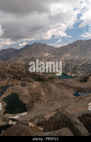 Portrait de Rae Lakes de Glen Pass, John Muir Trail/Pacific Crest Trail ; Sequoia Kings Canyon désert, le Parc National Kings Canyon, Sierra Banque D'Images