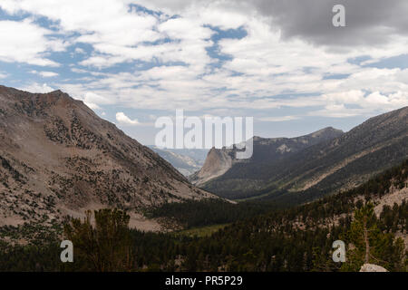 Portrait de Charlotte de la vallée du ruisseau de la John Muir Trail/Pacific Crest Trail ; Sequoia Kings Canyon désert, le Parc National Kings Canyon ; Banque D'Images