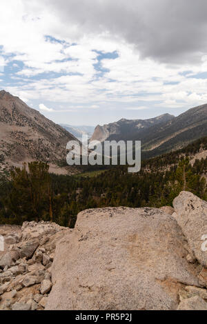 Portrait de Charlotte de la vallée du ruisseau de la John Muir Trail/Pacific Crest Trail ; Sequoia Kings Canyon désert, le Parc National Kings Canyon ; Banque D'Images