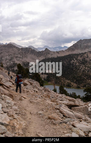 Portrait de randonneurs au-dessus Charlotte Lake ; John Muir Trail/Pacific Crest Trail ; Sequoia Kings Canyon désert, le Parc National Kings Canyon ; Banque D'Images