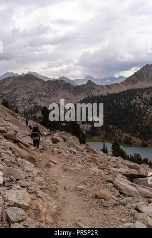 Portrait de randonneurs au-dessus Charlotte Lake ; John Muir Trail/Pacific Crest Trail ; Sequoia Kings Canyon désert, le Parc National Kings Canyon ; Banque D'Images