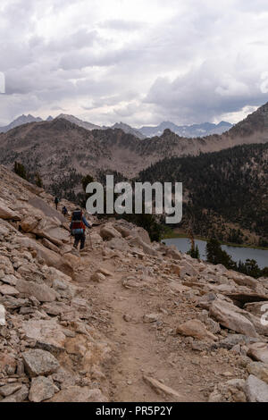 Portrait de randonneurs au-dessus Charlotte Lake ; John Muir Trail/Pacific Crest Trail ; Sequoia Kings Canyon désert, le Parc National Kings Canyon ; Banque D'Images