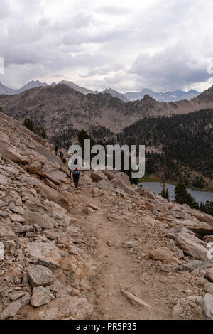 Portrait de randonneurs au-dessus Charlotte Lake ; John Muir Trail/Pacific Crest Trail ; Sequoia Kings Canyon désert, le Parc National Kings Canyon ; Banque D'Images