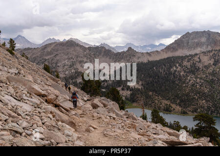 Portrait de randonneurs au-dessus Charlotte Lake ; John Muir Trail/Pacific Crest Trail ; Sequoia Kings Canyon désert, le Parc National Kings Canyon ; Banque D'Images