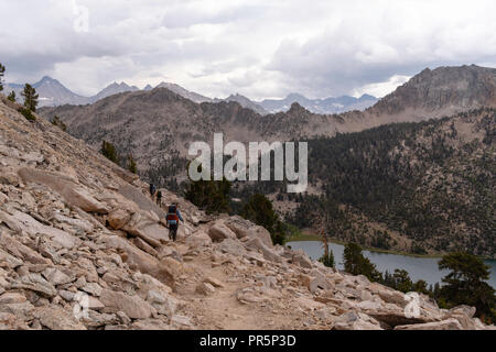 Portrait de randonneurs au-dessus Charlotte Lake ; John Muir Trail/Pacific Crest Trail ; Sequoia Kings Canyon désert, le Parc National Kings Canyon ; Banque D'Images