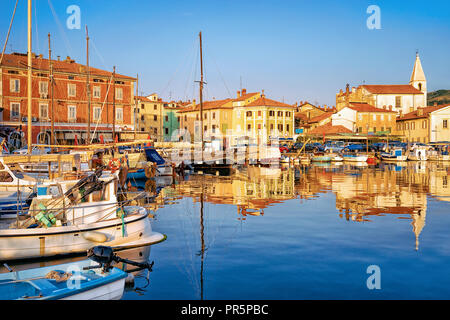 Port de la mer Adriatique dans le village de pêcheurs d'Izola, Slovénie Banque D'Images