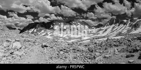 En regardant vers le sud de Muir Pass. John Muir Trail/Pacific Crest Trail ; Sequoia Kings Canyon désert, le Parc National Kings Canyon, Sierra Nevada Banque D'Images