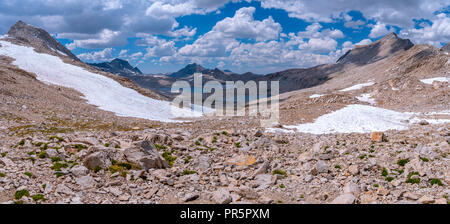 À au nord de Muir passent sur l'évolution du bassin. John Muir Trail/Pacific Crest Trail ; Sequoia Kings Canyon désert, le Parc National Kings Canyon ; S Banque D'Images