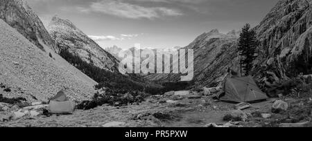 Lever du soleil sur la vallée du ruisseau de la palissade avec les rochers du diable dans l'arrière-plan. John Muir Trail/Pacific Crest Trail ; Sequoia Kings Canyon Wilderness Banque D'Images