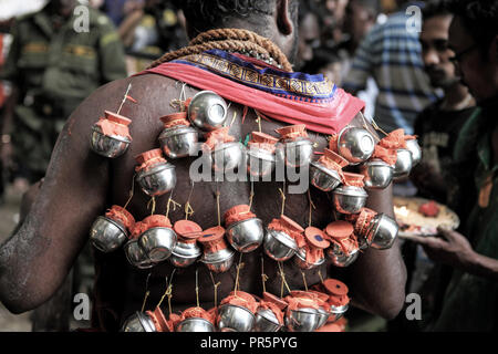 L'homme hindou avec fortement percé pendant Thaipusam festival à Batu Caves, Malaisie Banque D'Images