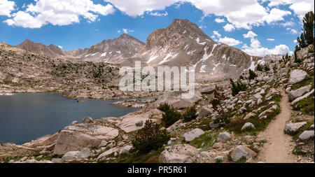 Lac de saphir. John Muir Trail/Pacific Crest Trail ; Sequoia Kings Canyon désert, le Parc National Kings Canyon, Sierra Nevada, en Californie, Banque D'Images