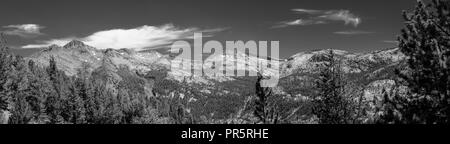 Le long de la John Muir Trail (vers le sud) à la Tourelle ; Pic est sur la gauche, au nord de Muir Trail Ranch ; John Muir Wilderness, Sierra National Forest, tr Banque D'Images