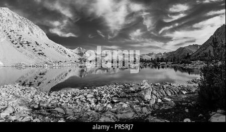 Au lever du soleil sur un lac sans nom (juste en aval du lac Marjorie). John Muir Trail/Pacific Crest Trail ; Sequoia Kings Canyon Wilderness ; Kings Cany Banque D'Images