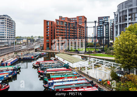 Narrowboats amarrés dans le bassin de St Pancras de Regent's Canal, à côté de la ligne de chemin de fer de St Pancras International, Londres, Royaume-Uni, 2018 Banque D'Images