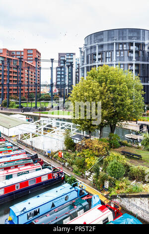 Narrowboats amarrés dans le bassin de St Pancras de Regent's Canal, à côté de reconstruit et préservés Victorian gazomètres à King's Cross, Londres, UK Banque D'Images