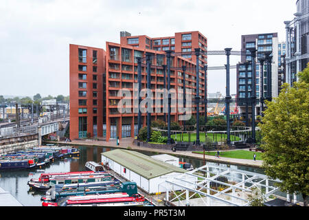 Narrowboats amarrés dans le bassin de St Pancras de Regent's Canal, à côté de la ligne de chemin de fer de St Pancras International, Londres, Royaume-Uni, 2018 Banque D'Images