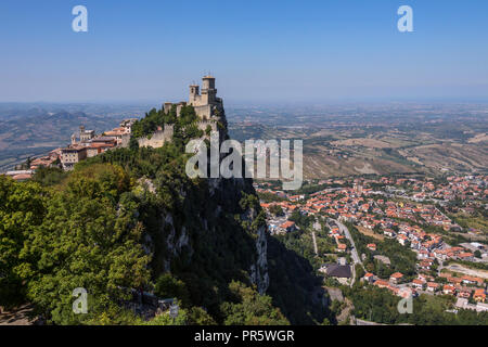 La forteresse de Guaita sur le mont Titano de Saint Marin. La République de Saint-Marin est un micro État enclavé entouré par l'Italie. Saint-marin prétend b Banque D'Images