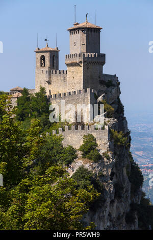 La forteresse de Guaita sur le mont Titano de Saint Marin. La République de Saint-Marin est un micro État enclavé entouré par l'Italie. Banque D'Images