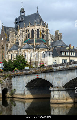 La ville de Mayenne en région Pays de la Loire au nord-ouest de la France. Nommé d'après la Mayenne, qui s'écoule à travers la ville. Banque D'Images